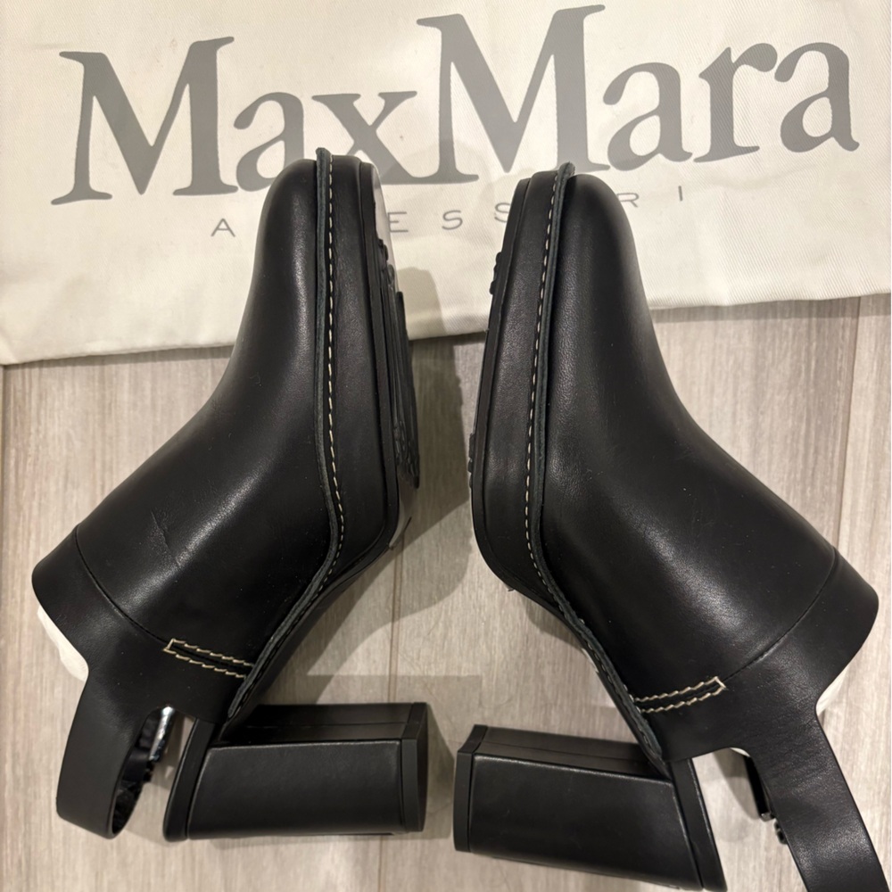 Clogs by Max Mara. Slingback slides with block heels.Classic style. Size 6/36